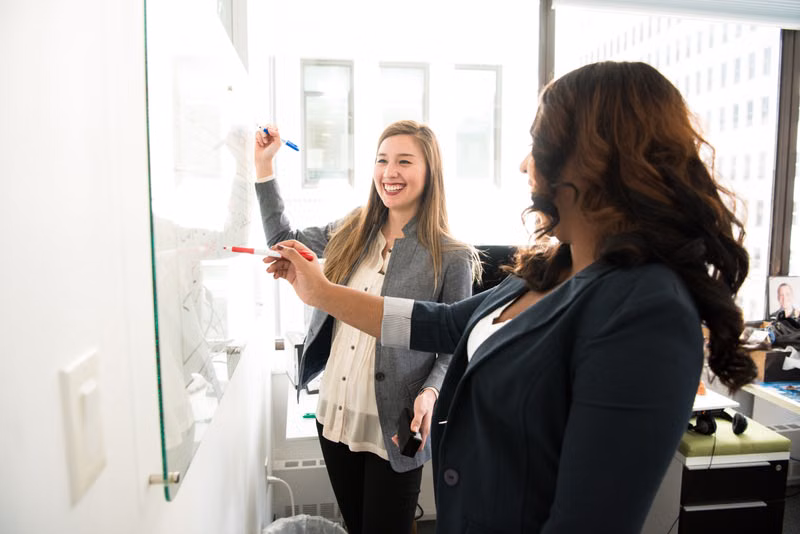 Participantes à un atelier pratique organisé par l’association E-Girls
